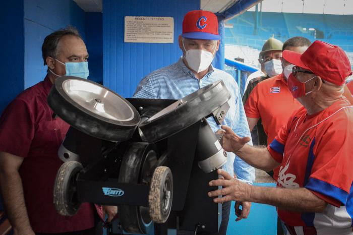 visita al estadio latinoamericano diaz-canel