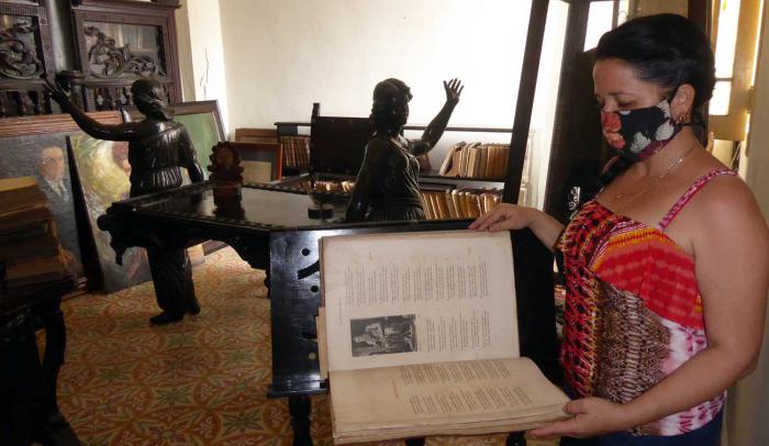 Restauran biblioteca de Dulce María Loynaz.