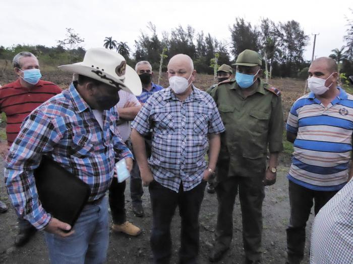 En la vaquería Niña Bonita, de Santa Clara, Jorge Luis Tapia se interesó por sus resultados productivos