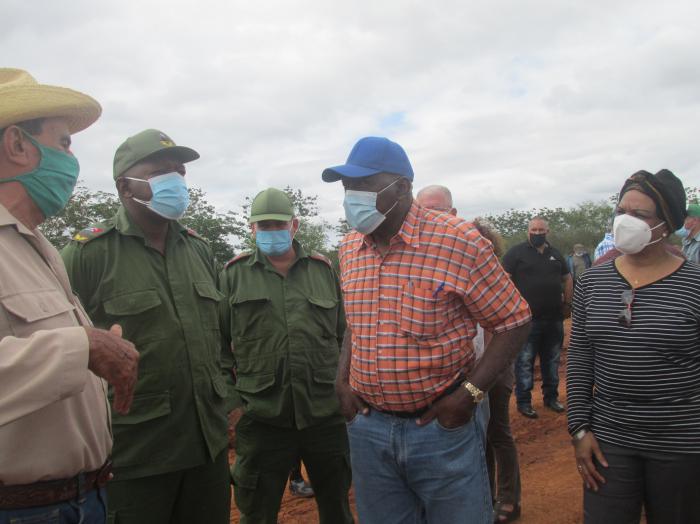 Salvador Valdés Mesa intercambia con Rolando Madrigal Moreno (con sombrero), presidente de la CPA Ramón Domínguez de la Peña, una de las primeras unidades que empleará el agua del canal Zaza-Ciego