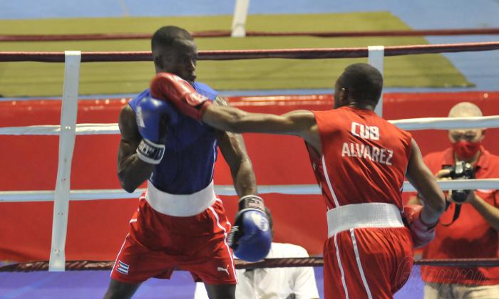 Proteccion contra el coronavirus,Tope de Boxeo Todo contra Todo,  combate entre Lazaro Alvarez de PRI de color rojo y Osvel D Caballero de Mayabeque de color azul.
