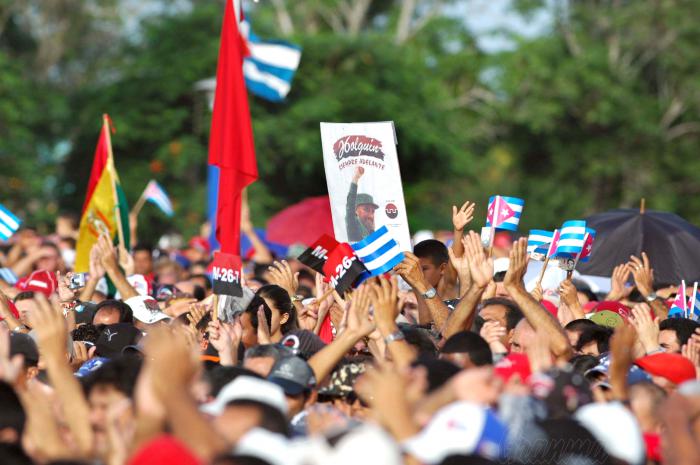 El Presidente de los Consejos de Estados y de Ministros, GENERAL DE EJERCITO  Raul Castro Ruz, presidi'o el acto por el 26 de Julio en Holgu'in, acompañado del primer vicepresidente de ambos consejos, Josè Ramòn Machado Ventura, otros miembros del Burò Polìtico del Partido, asaltantes del cuartel moncada y Expedicionarios del Granma, familiares de los Cinco..