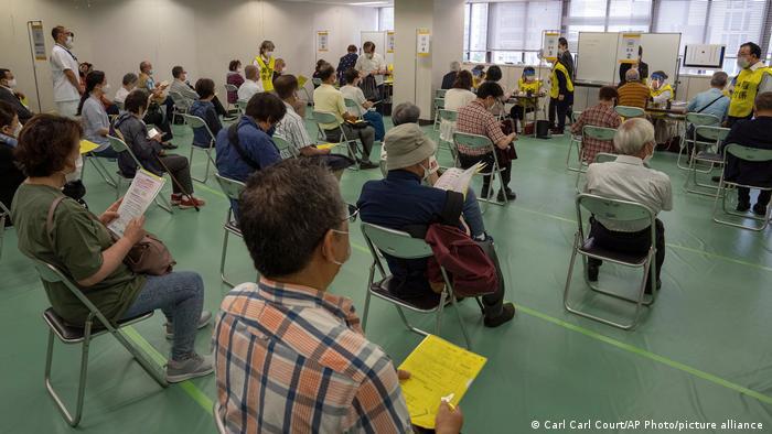 Para finales de julio, se espera que sean inoculados todos los cuidadnos mayores de 65 años, un total de 36 millones de personas.