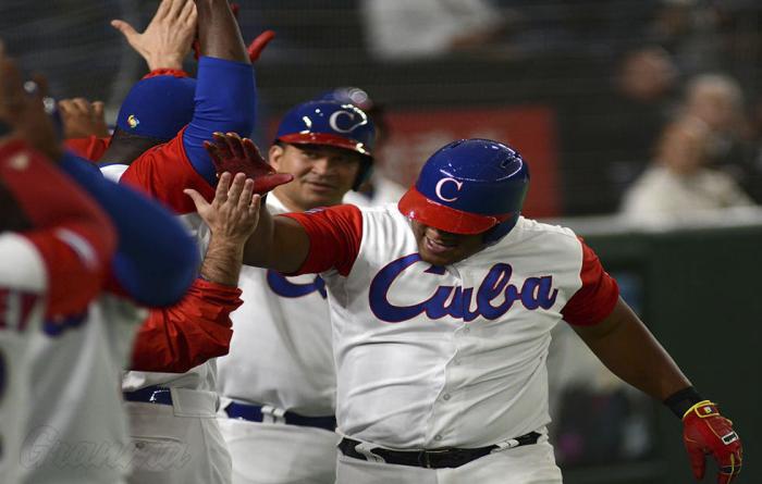 IV clasico mundial tokyo japon 3ser play Cub vs AUT previa del partido JONRON DE ALFREDO DESPAIGNE CON LAS BASES LLENAS Q BOLA