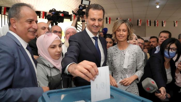 Bashar al-Assad vota, junto con su esposa Asma, en Duma, Siria. foto: Reuters