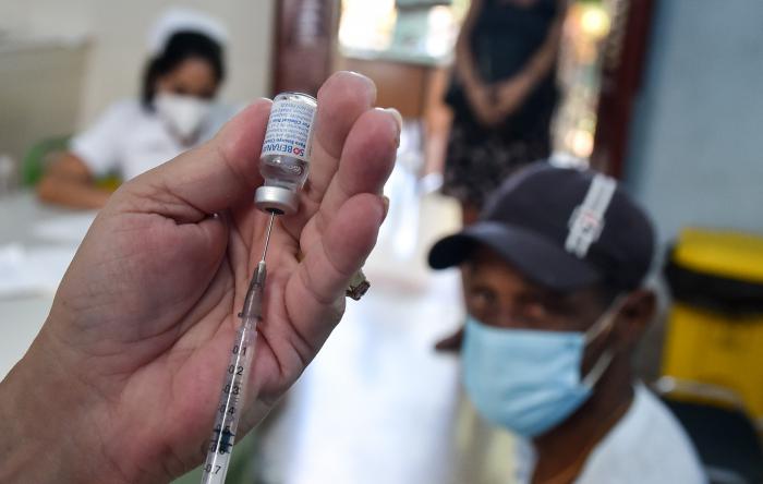 Vacunacion de los Trabajadores del Hospital Clínico Quirúrgico Docente Dr. Salvador Allende, en el Cerro