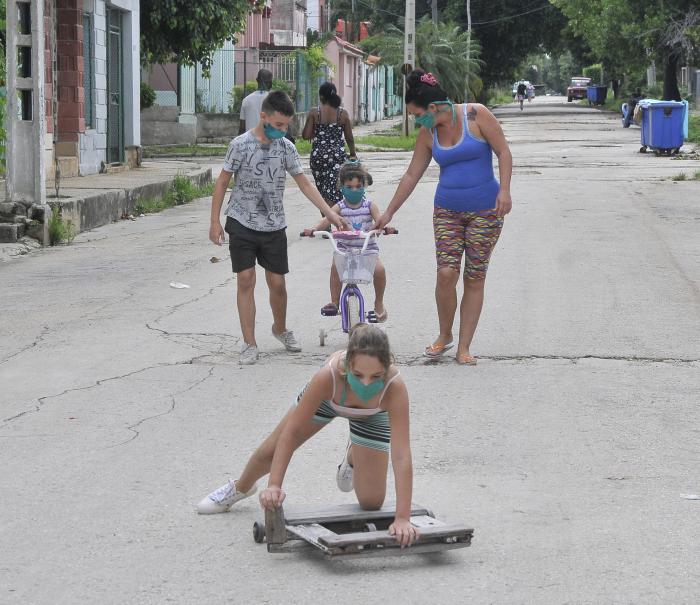 Proteccion contra el coronavirus, niños jugando en la calle.