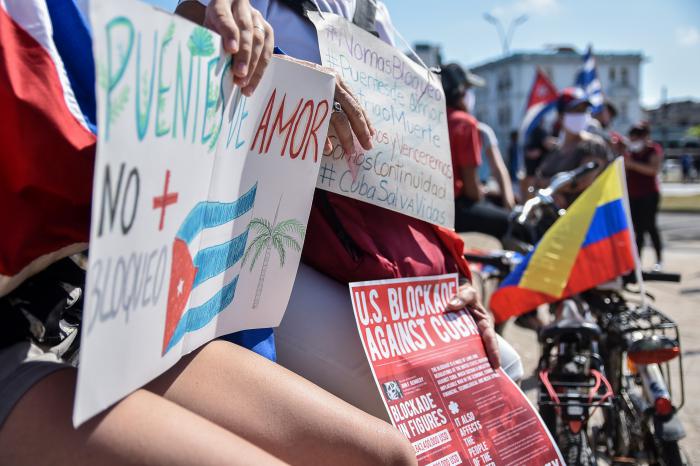 Caravana de Puentes de amor desde La Habana agradece al mundo su solidaridad contra el bloqueo, en el Malecon Prevención de la Covid-19, coronavirus, nasobuco