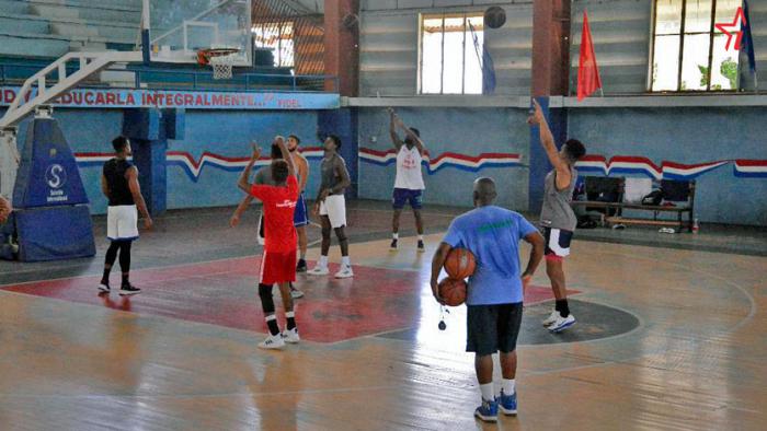 Entrenamiento de la selección nacional de baloncesto en la sala Giraldo Córdova Cardín, en Ciego de Ávila