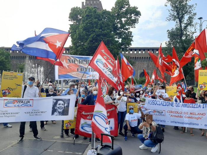 Masiva manifestación ocurrió en Italia en apoyo a Cuba y en contra del bloqueo. Foto tomada del facebook Siempre con Cuba.