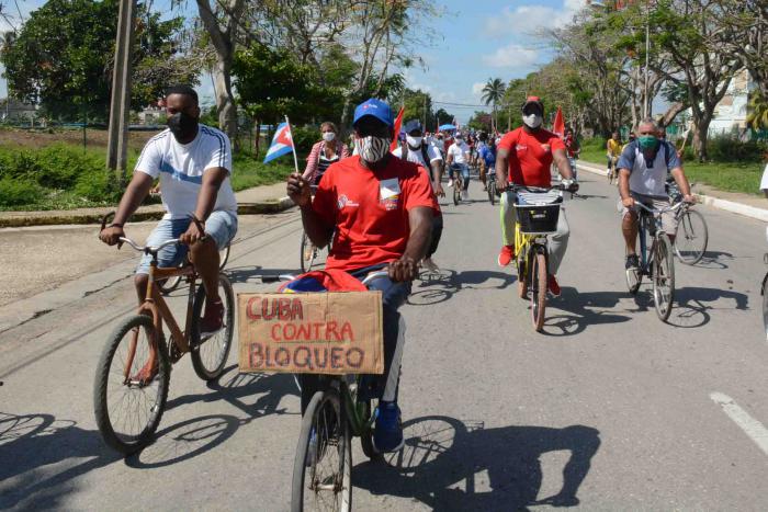 Jóvenes y adultos, montados en bicicletas, motorinas, mototaxis, bicitaxis, patines y autos, recorrieron varias de las principales calles de la capital avileña hasta llegar a la plaza Máximo Gómez Báez como muestra del rechazo de la inmensa mayoría del pueblo al bloqueo del gobierno de los Estados Unidos hacia Cuba. en Ciego de Ávila, 30 de mayo de 2021. ACN FOTO/Osvaldo GUTIÉRREZ GÓMEZ