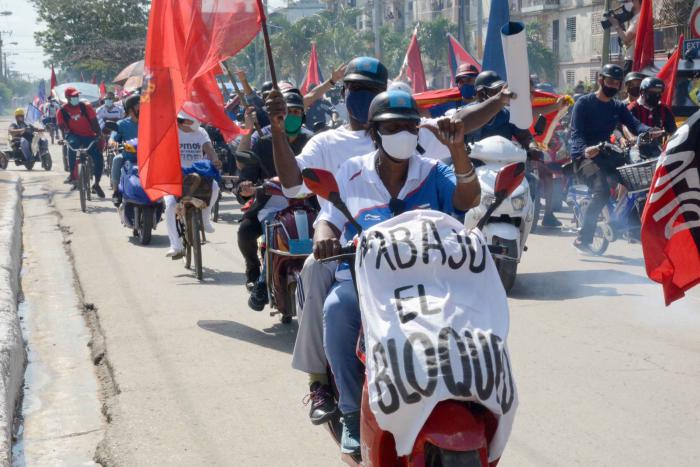 Jóvenes y adultos, montados en bicicletas, motorinas, mototaxis, bicitaxis, patines y autos, recorrieron varias de las principales calles de la capital avileña hasta llegar a la plaza Máximo Gómez Báez como muestra del rechazo de la inmensa mayoría del pueblo al bloqueo del gobierno de los Estados Unidos hacia Cuba. en Ciego de Ávila, 30 de mayo de 2021. ACN FOTO/Osvaldo GUTIÉRREZ GÓMEZ