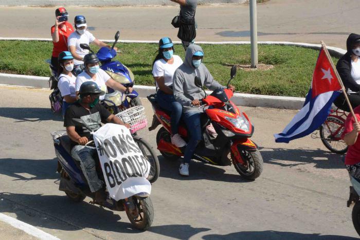 Jóvenes y adultos, montados en bicicletas, motorinas, mototaxis, bicitaxis, patines y autos, recorrieron varias de las principales calles de la capital avileña hasta llegar a la plaza Máximo Gómez Báez como muestra del rechazo de la inmensa mayoría del pueblo al bloqueo del gobierno de los Estados Unidos hacia Cuba. en Ciego de Ávila, 30 de mayo de 2021. ACN FOTO/Osvaldo GUTIÉRREZ GÓMEZ