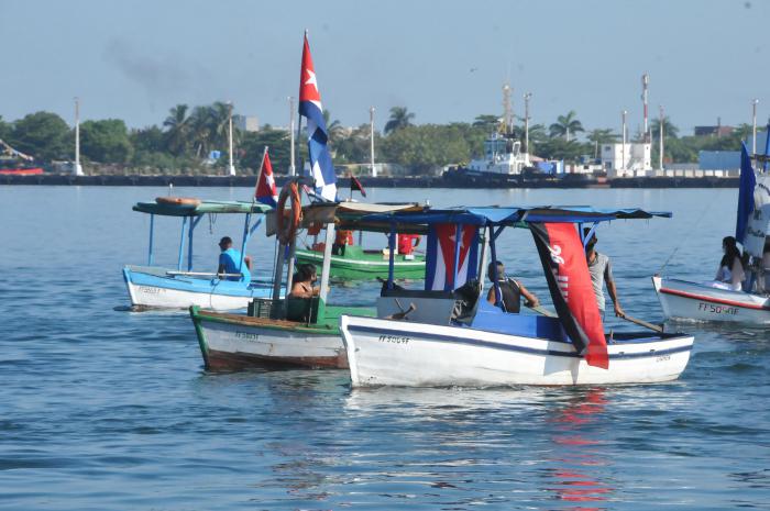 En la bahía de Cienfuegos contra el bloqueo.
