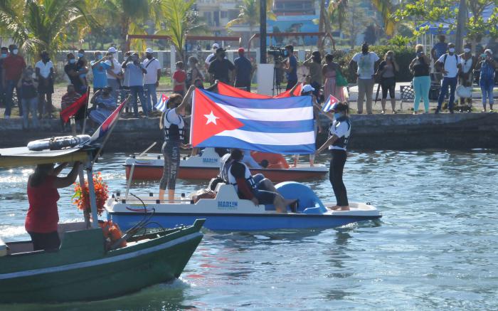 En la bahía de Cienfuegos contra el bloqueo.