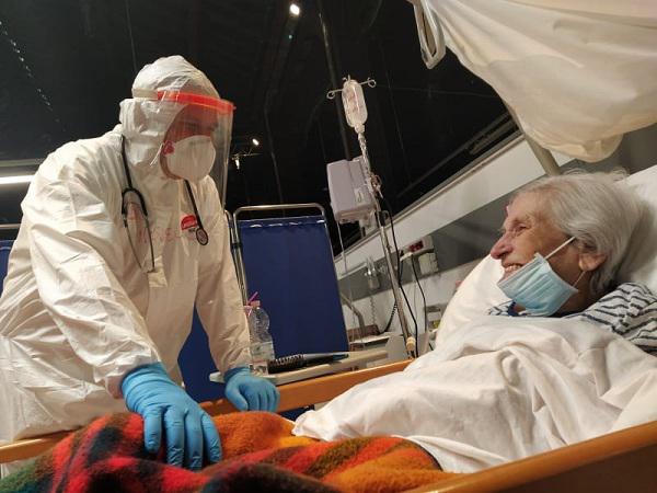 El doctor cubano Miguel Acebo atiende a la italiana Giovanna, enferma de la COVID-19. 