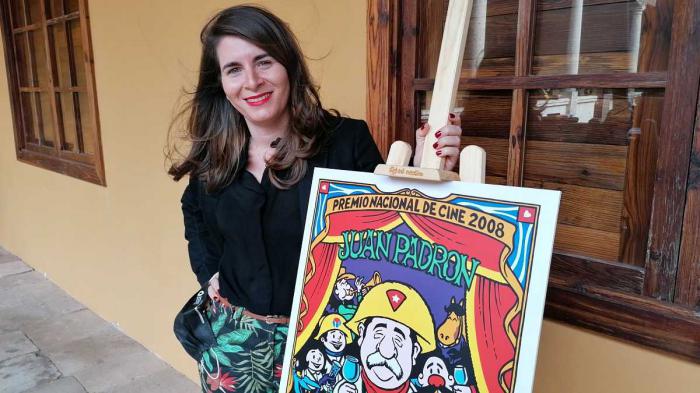 Silvia Padrón recibe a nombre de su padre el premio Quirino de Honor