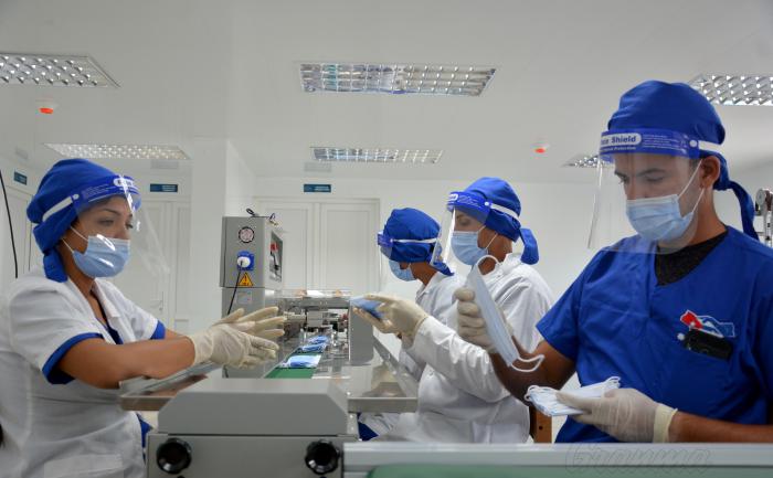 Instalación y puesta en marcha de Fabricas en la habana cuba para la producción de hisopos y mascarillas para la COVID-19