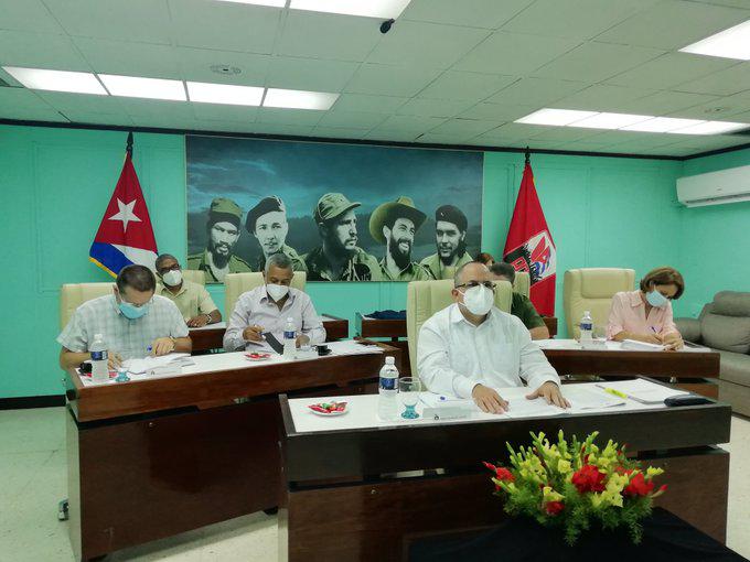 Luis Broche Lorenzo, miembro del Secretariado y jefe del Departamento de Educación, Deporte y Ciencia del Comité Central durante reunión virtual con el Foro de Sao Paolo. Foto: Twiiter del PCC Prevención contra la Covid-19 – Coronavirus – nasobuco
