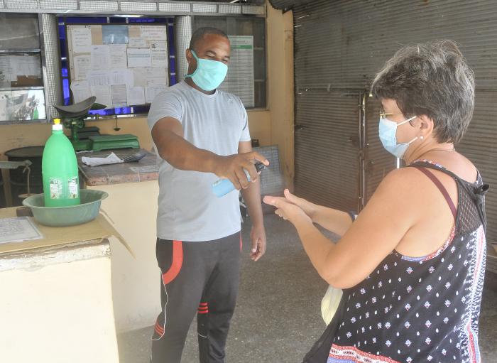 Comercio bodega de la calle General Suarez. bodeguero - Prevención contra la Covid-19 – Coronavirus – nasobuco