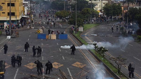 Represión del Escuadrón Móvil Antidisturbio a los manifestantes de Colombia
