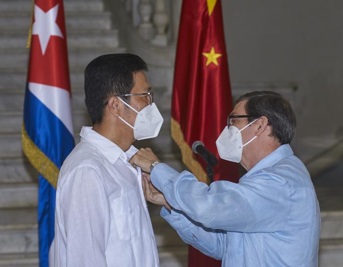 Ceremonia de otorgamiento de la medalla de la amistad al embajador de la República Popular China, Chen Xi, presidido por el miembro del CCPCC y Ministro de Relaciones Exteriores, Bruno Rodríguez Parrilla, desarrollado en el MINREX.