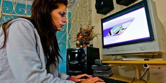El teletrabajo se ha reafirmado como una de las opciones que facilitan a las mujeres la continuidad de sus funciones laborales. Covid-19-Coronavirus
