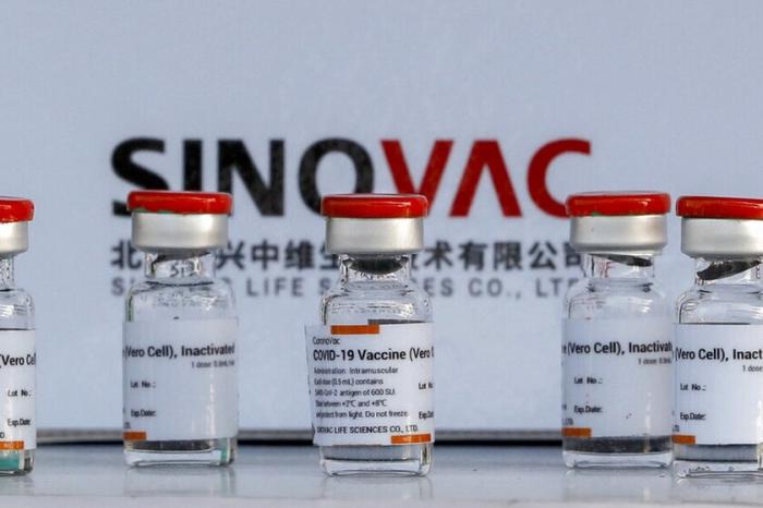 El presidente de la farmacéutica, Yin Weidong, le confirmó que ahora tienen aval para el uso de emergencia de la sustancia CoronaVac en menores de tres a 17 años de edad