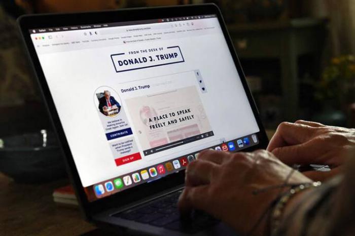 Tras el cierre de sus cuentas en esas redes sociales, se pensó que su nuevo sitio podría reunir a sus partidarios, pero el Washington Post informó que el blog prácticamente no atraía lectores.
