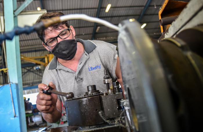 Ubier Usmany Cuenca Cabrera (foto), Tornero A, reparando una tapa de bomba. Segundo, Empresa de Reparaciones y Mantenimiento Obra Hidráulica; en San José; Mayabeque