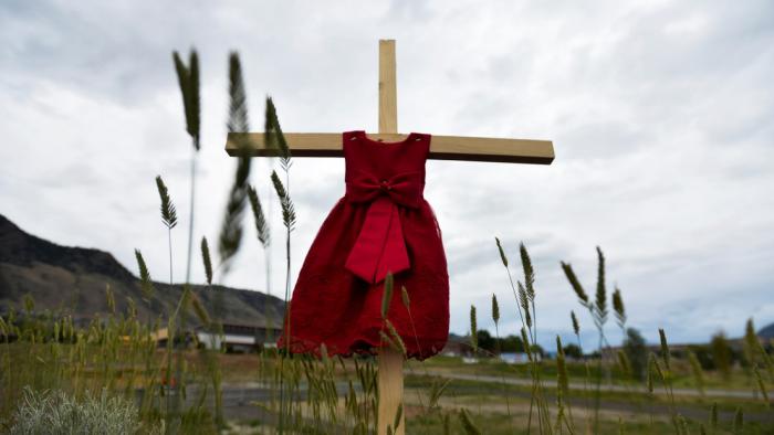 El vestido rojo cuelga cerca del antiguo internado de Kamloops, en Columbia Británica, Canadá.Foto: Reuters