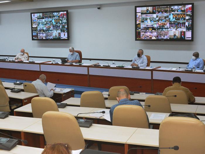 «Aquí a los problemas hay que arrancarles un pedacito todos los días.iLo peor es detenerse», dijo el Primer Secretario del Partido y Presidente de la República, Miguel Díaz-Canel Bermúdez. 