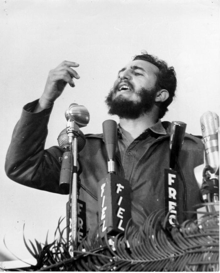 Fidel Castro Ruz durante el sepelio de las victimas de la explosión de La Coubre.