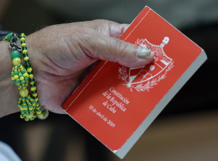 Plataforma por el Dialogo interreligioso en Cuba - Libro de la Constitución de la República de Cuba