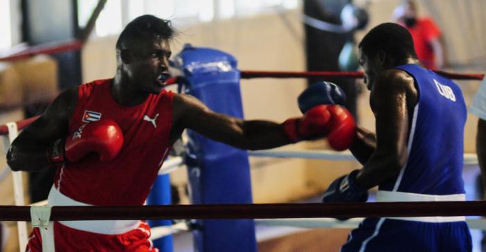 Julio Cesar La Cruz (rojo)Match de retadores de boxeo, desarrollado en la Escuela Nacional de Boxeo Holvelín Quesada, Wajay, Boyeros