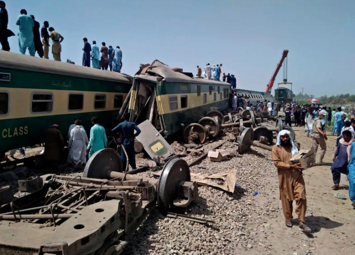 La madrugada del lunes, dos trenes chocaron en un lugar remoto del distrito de Ghotki, en la provincia paquistaní de Sindh