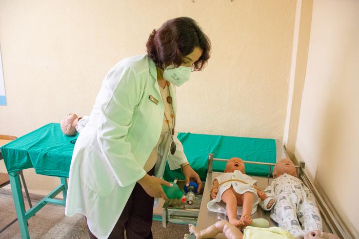 El aula de reanimación cardiopulmonar está equipada con los medios necesarios para la superación profesional del personal de la Salud. Prevención contra la Covid-19 – Coronavirus – nasobuco