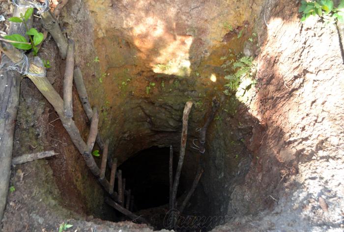 Entrada de una galería excavada por mineros ilegales dedicados a la extracción de oro. 