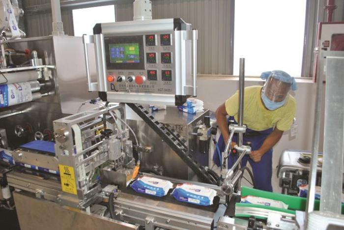 Producción de toallitas húmedas Thai Bihn. Foto: Yudaisis Moreno Benítez/Periódico Trabajadores.
