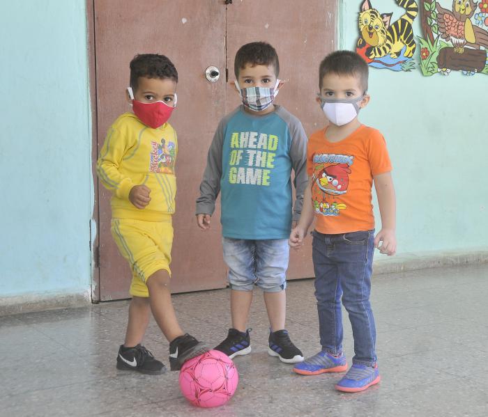 Proteccion contra el coronavirus, Círculo Infantil Hanna Kadhafi dentro de la Ciudad Libertad, niños jugando.