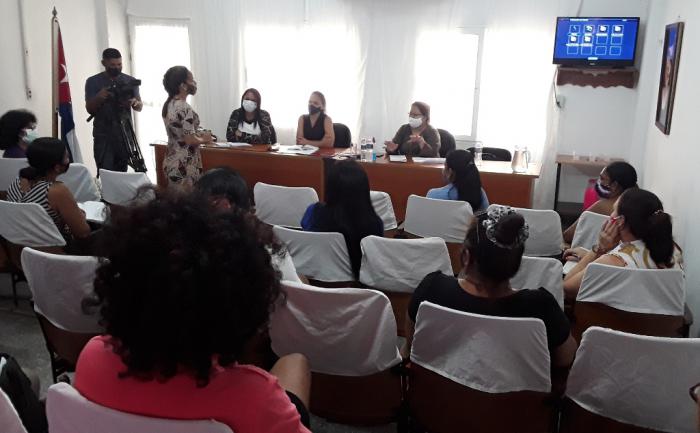 Teresa Amarelle, primera de derecha a izquierda, intercambia con federadas. Foto: Casandra Almira Maqueira
