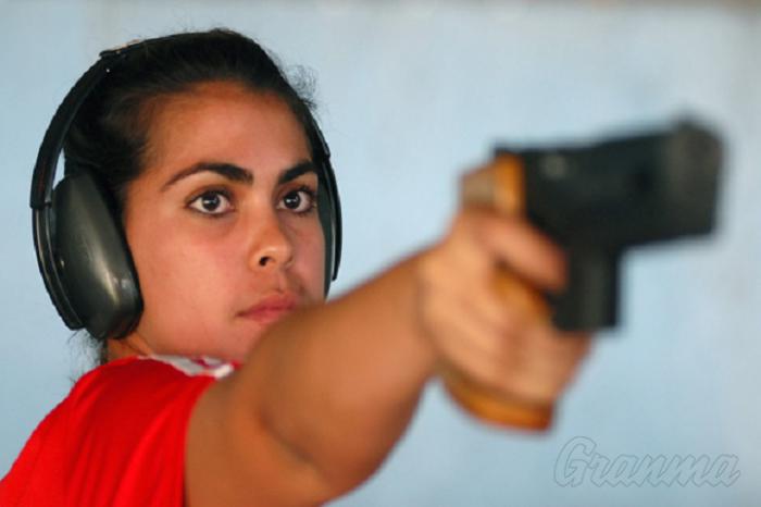 La cubana Laina Pérez (izq) se coronó campeona en los III Juegos deportivos del ALBA celebrados en Cuba, en la modalidad de Pistola deportiva 25 metros (F).
21 de abril de 2009.
Foto: Franklin Reyes/JRebelde, Cuba.