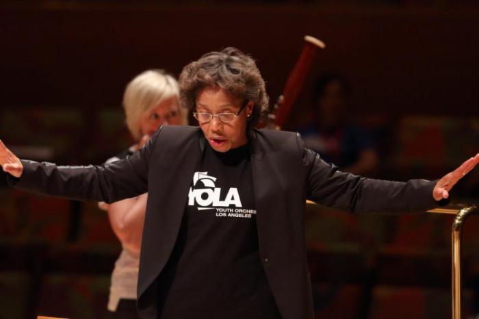 Tania León con el Premio Pulitzer de Música 2021. foto: tomada de internet	
