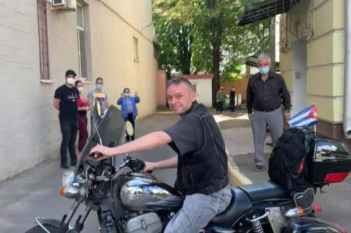 La embajada de Cuba en Moscú fue el punto de partida para el recorrido en moto hasta Novosibirsk. Foto: PL