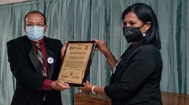Placa que acredita a la UCf como miembro de la Asociación Latinoamericana de Ciencias Neutrosóficas
