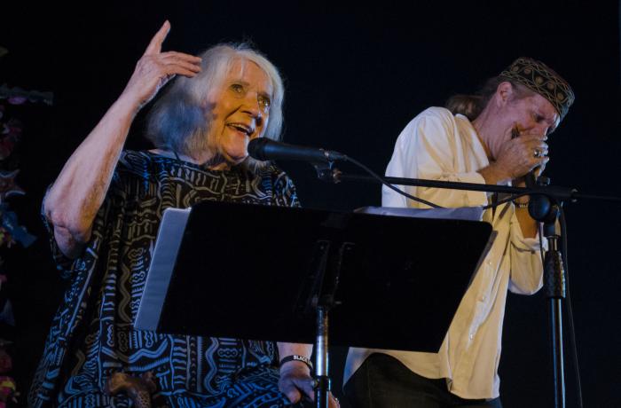 Barbara Dane, cantante estadounidense, durante una concierto en Casa de las Américas, La Habana, Cuba.