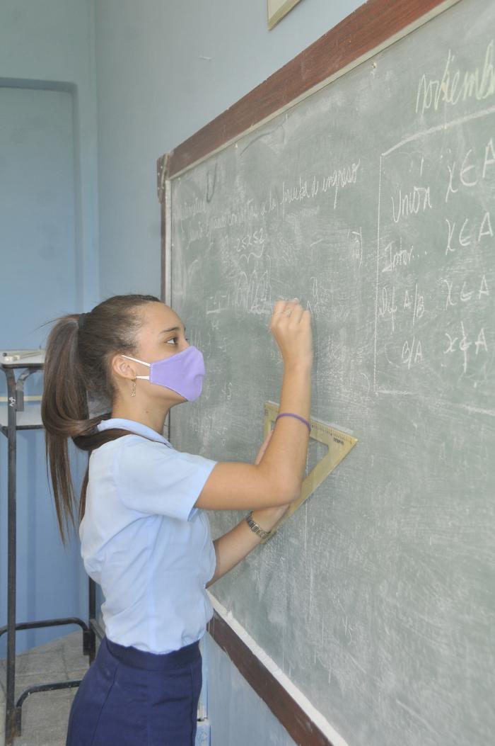 Proteccion contra el coronavirus, Instituto Pre Universitario  de Marianado Manolito Aguiar, estudiante en prueba finales.