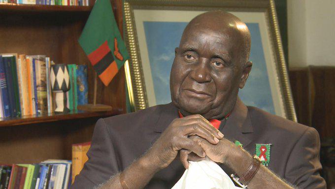 Kenneth Kaunda recibió en el 2013 la Orden de la Solidaridad que otorga el Consejo de Estado de la República de Cuba. Foto: Twitter de Bruno Rodríguez