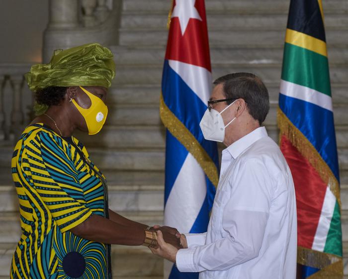 Ceremonia de otorgamiento de la medalla de la amistad a la embajadora de la República de Sudáfrica Thaninga Pandit Shope-Linney, presidido por Bruno Rodríguez Parrilla, Canciller de Cuba, desarrollado en el MINREX, Plaza