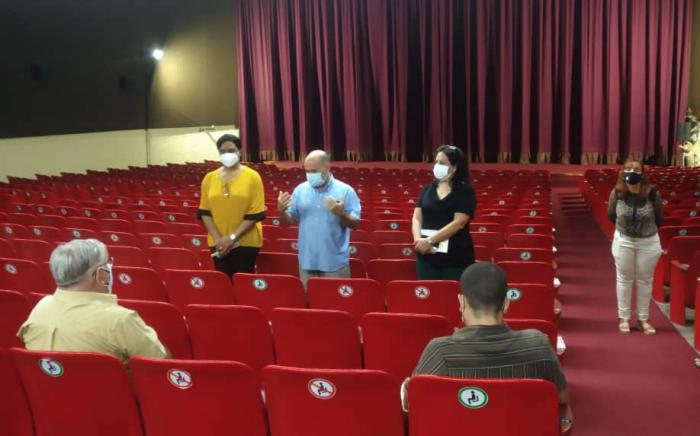 Inés María Chapman visita el Icaic.